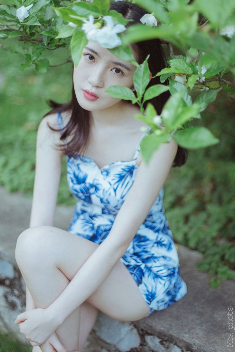 高颜值极美中分长发美女青花瓷短裙写真