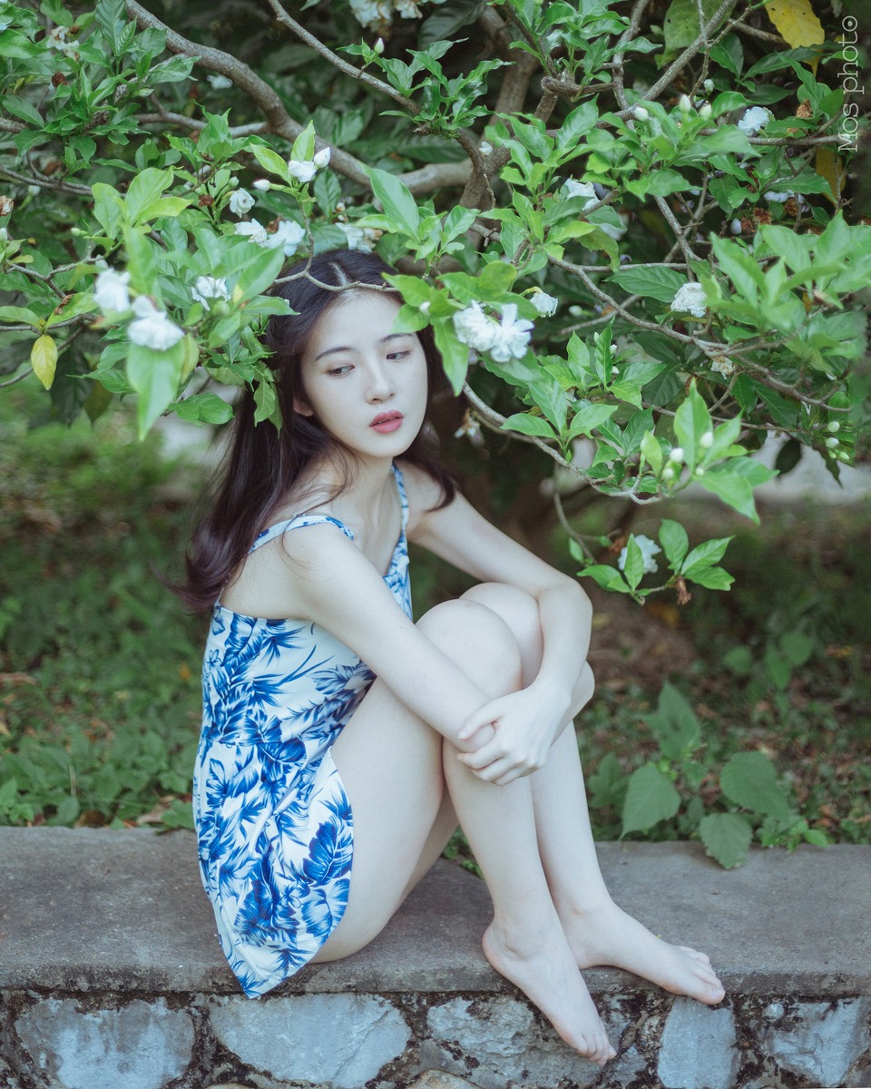 高颜值极美中分长发美女青花瓷短裙写真