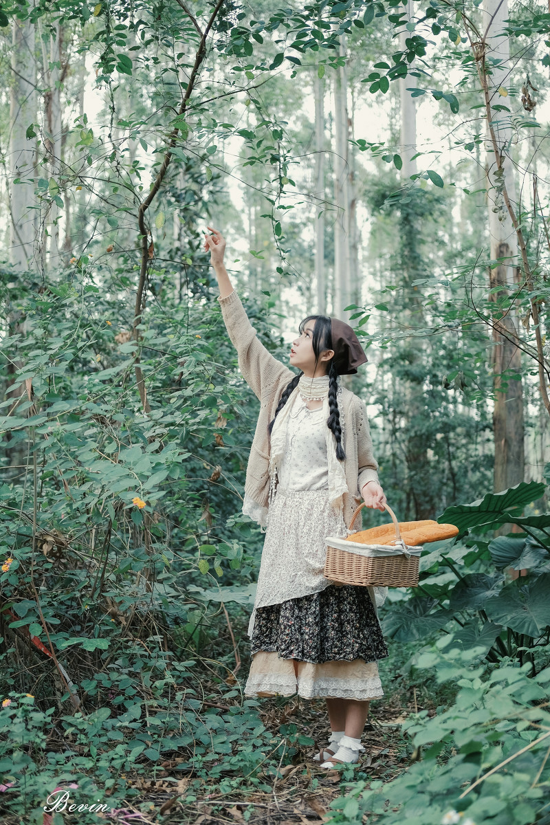 粗黑麻花辫的采茶美女