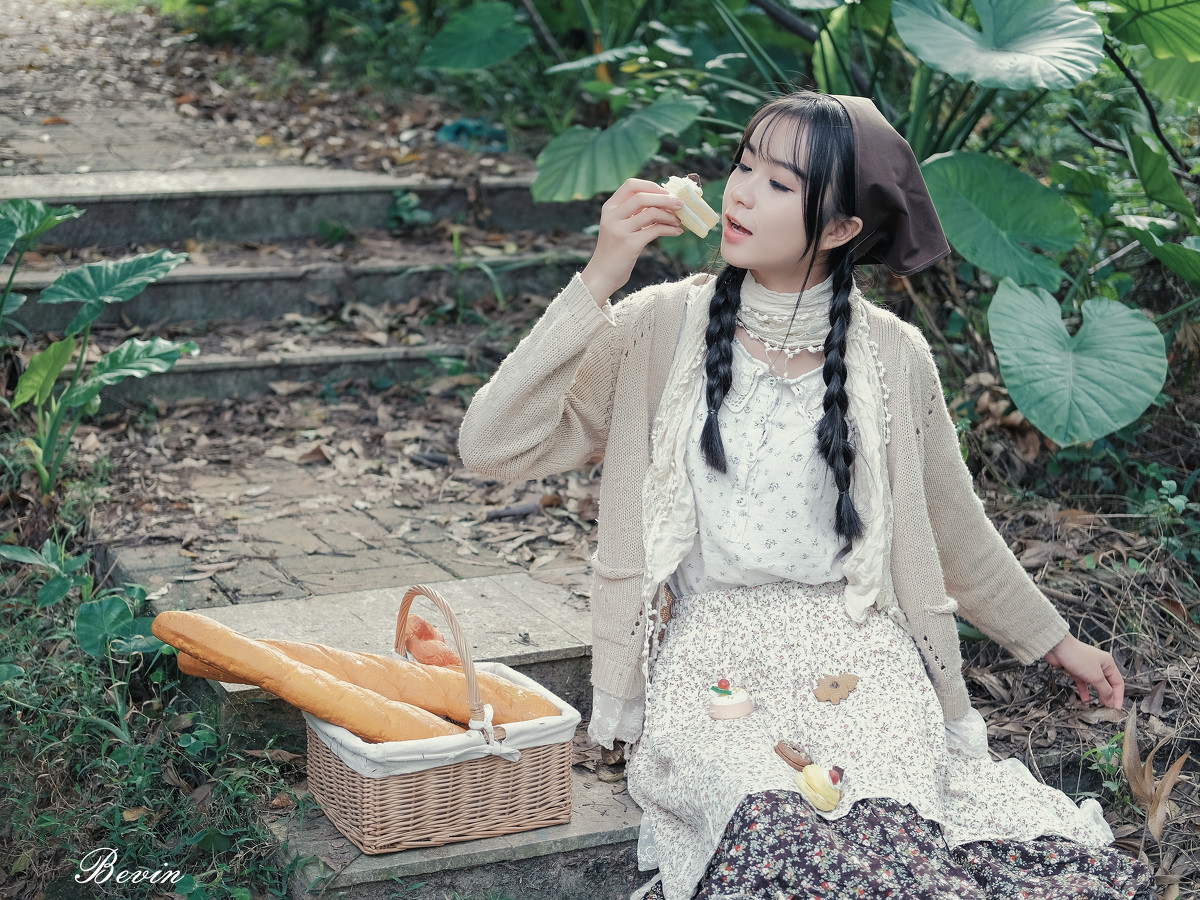 粗黑麻花辫的采茶美女