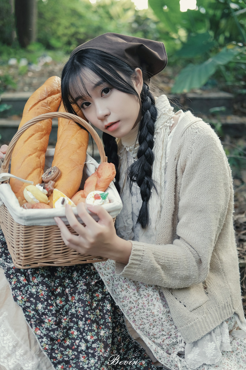 粗黑麻花辫的采茶美女