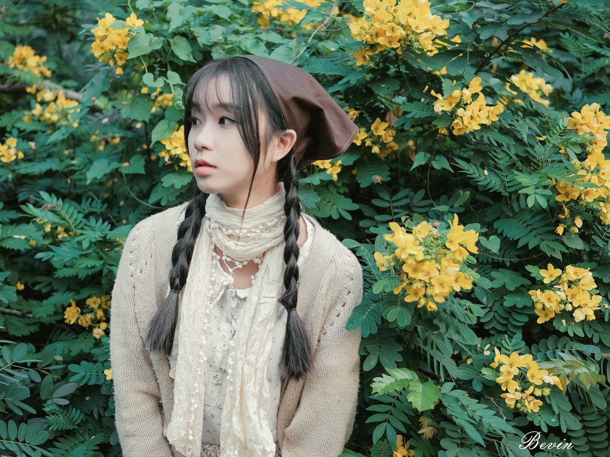 粗黑麻花辫的采茶美女