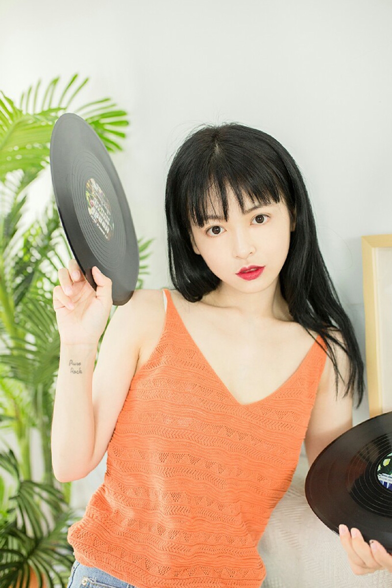 白嫩美女吊带热裤纤细苗条写真