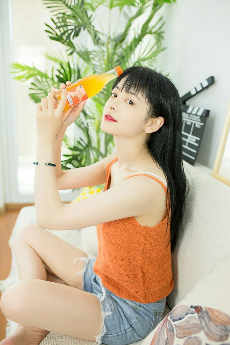 白嫩美女吊带热裤纤细苗条写真