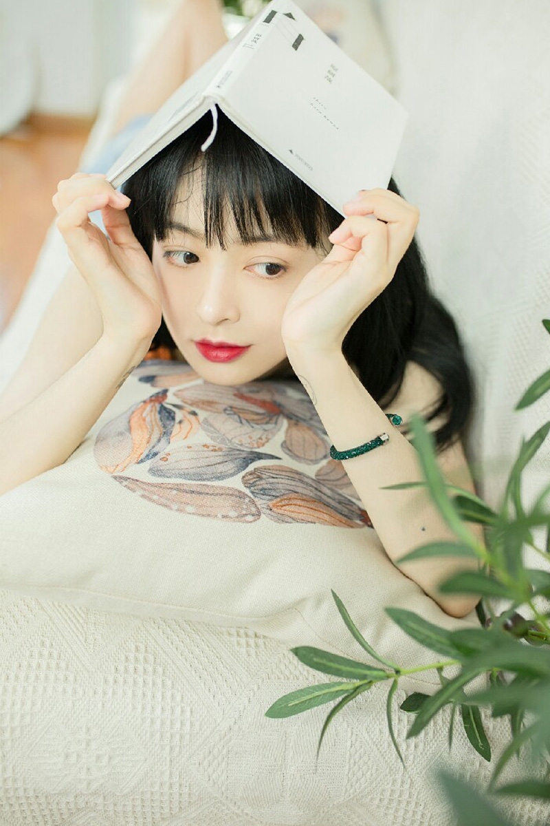 白嫩美女吊带热裤纤细苗条写真