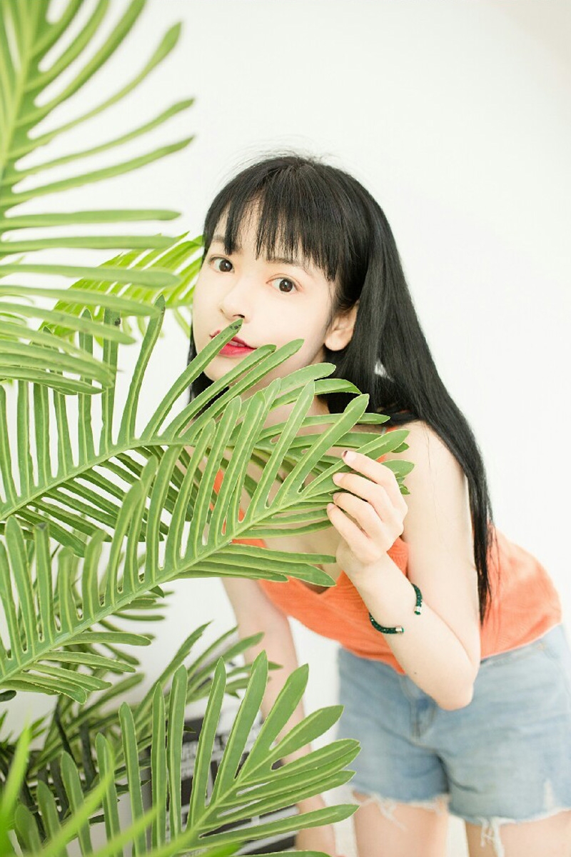 白嫩美女吊带热裤纤细苗条写真