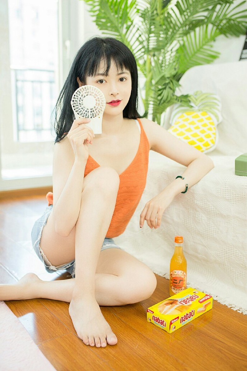 白嫩美女吊带热裤纤细苗条写真