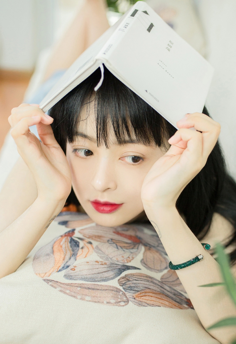 白嫩美女吊带热裤纤细苗条写真