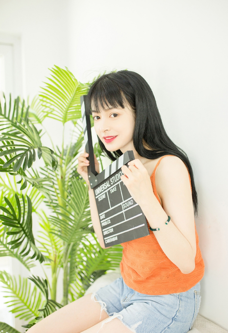 白嫩美女吊带热裤纤细苗条写真