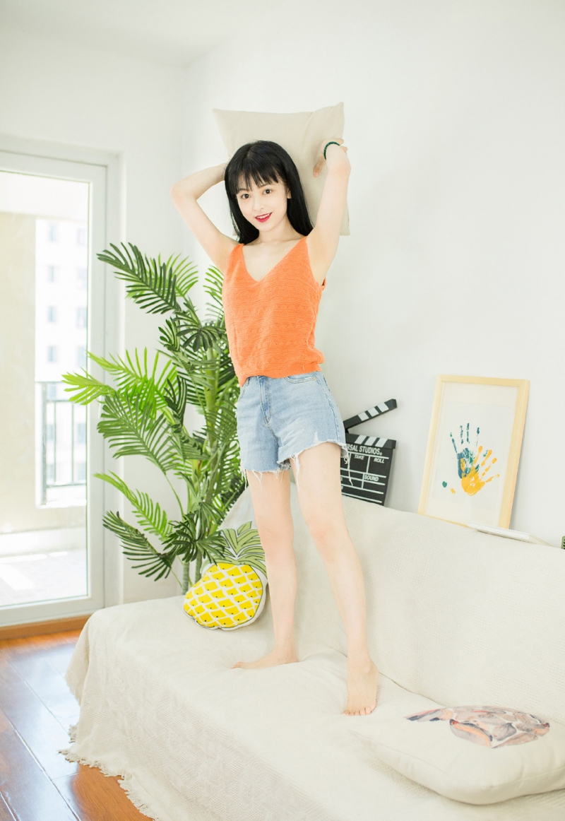 白嫩美女吊带热裤纤细苗条写真