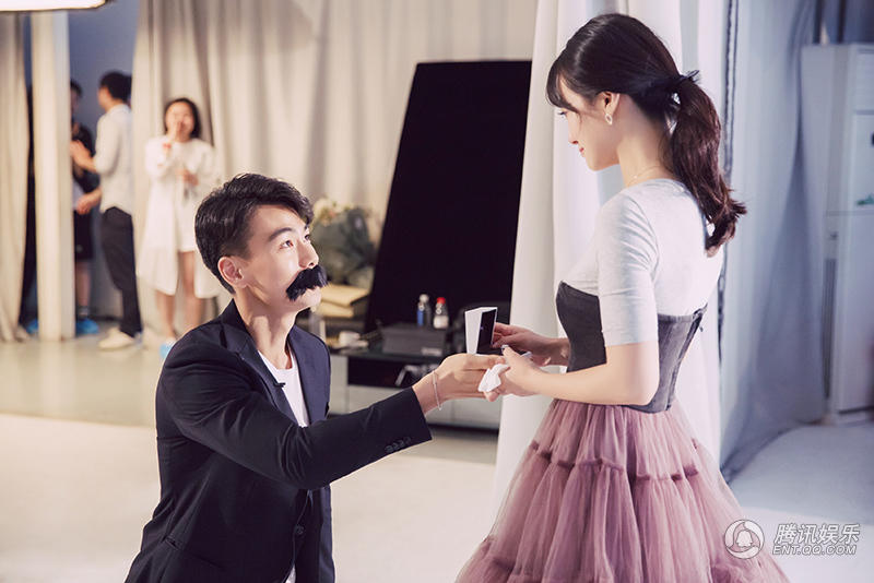 戴向宇陈紫函求婚视频温馨感人 12月9号在西班牙大婚