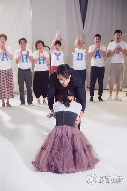 戴向宇陈紫函求婚视频温馨感人 12月9号在西班牙大婚