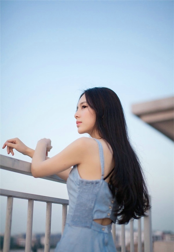 办公司的诱与惑大波美女迷人乳沟制服下的诱惑写真