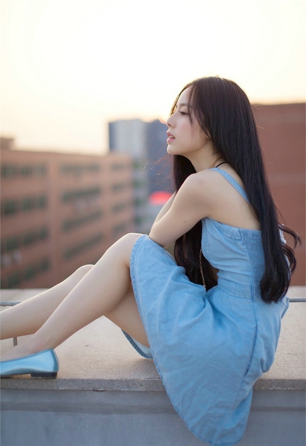 办公司的诱与惑大波美女迷人乳沟制服下的诱惑写真