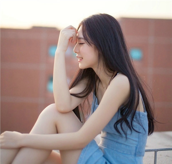 办公司的诱与惑大波美女迷人乳沟制服下的诱惑写真