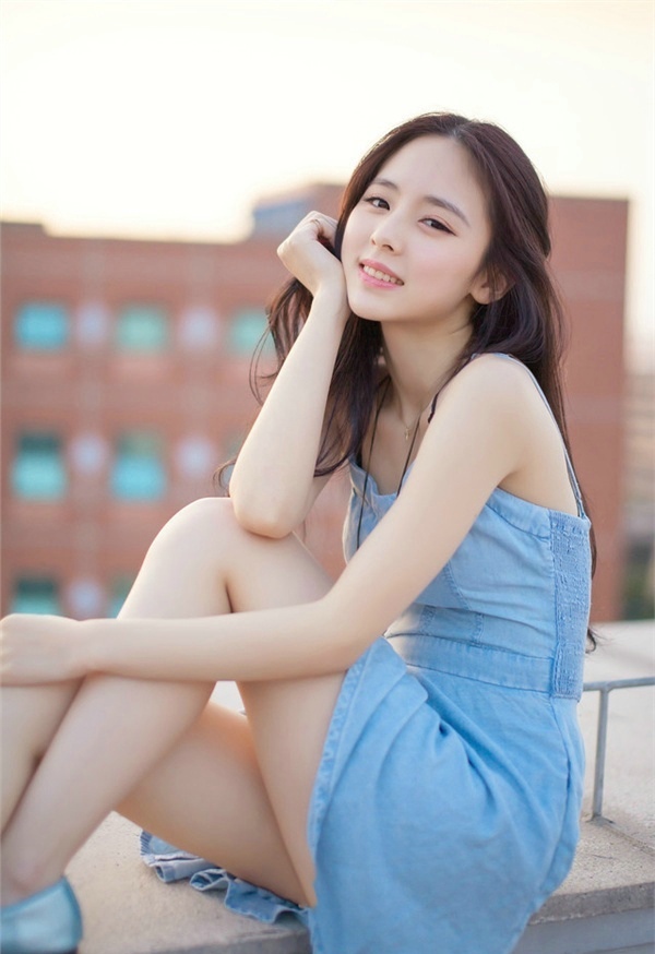 办公司的诱与惑大波美女迷人乳沟制服下的诱惑写真