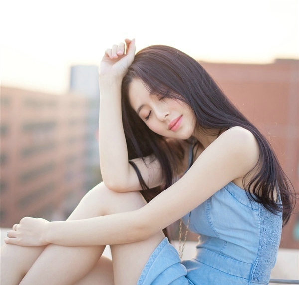 办公司的诱与惑大波美女迷人乳沟制服下的诱惑写真