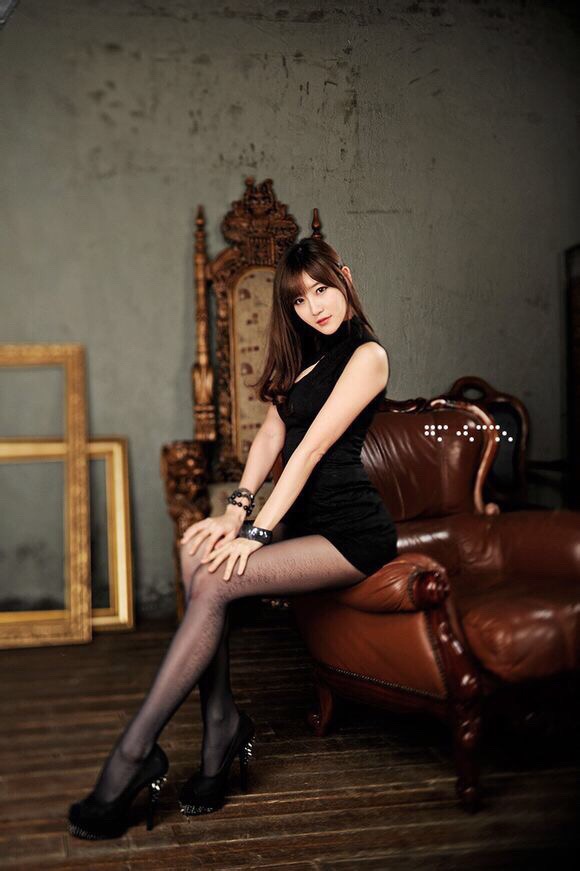 黑丝妩媚美女超短秀美腿