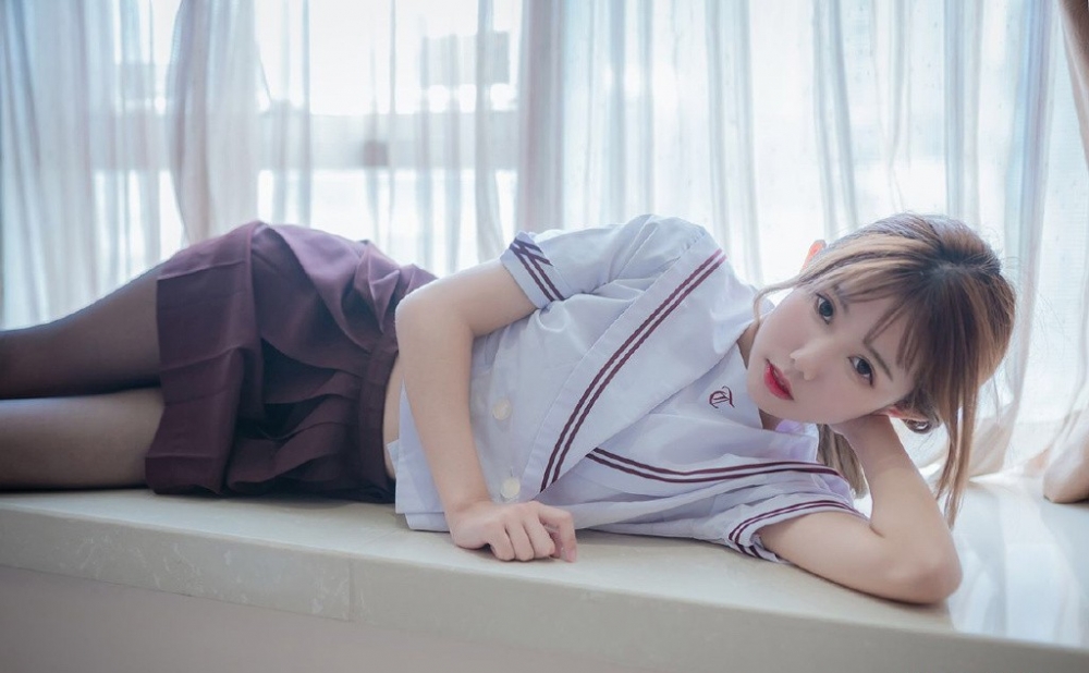 床上美女黑丝美腿制服诱惑私拍