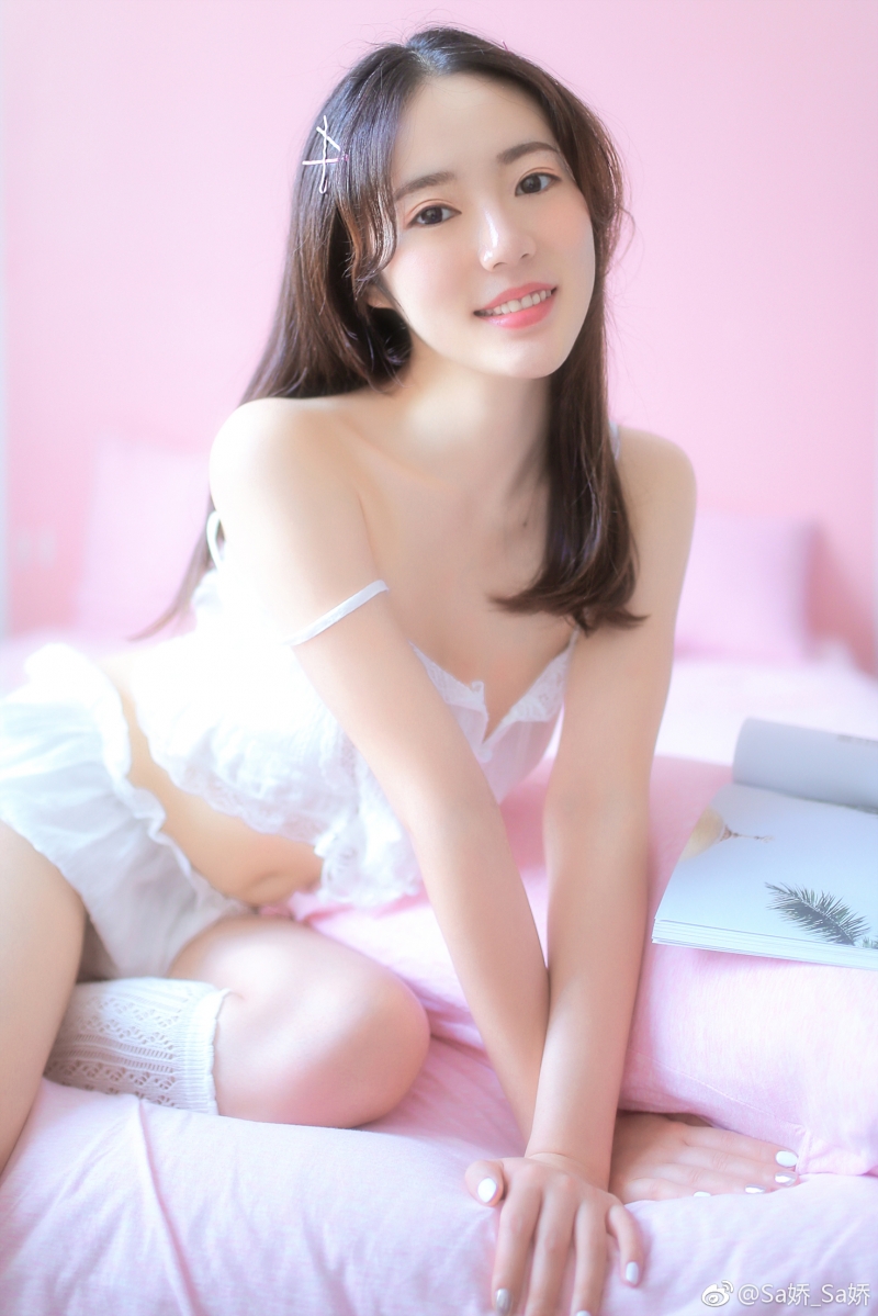 床上美女白丝美腿室内个人写真