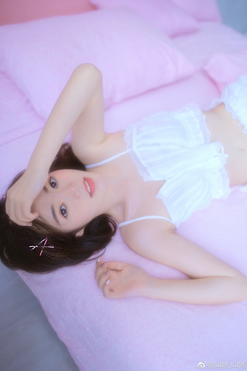 床上美女白丝美腿室内个人写真