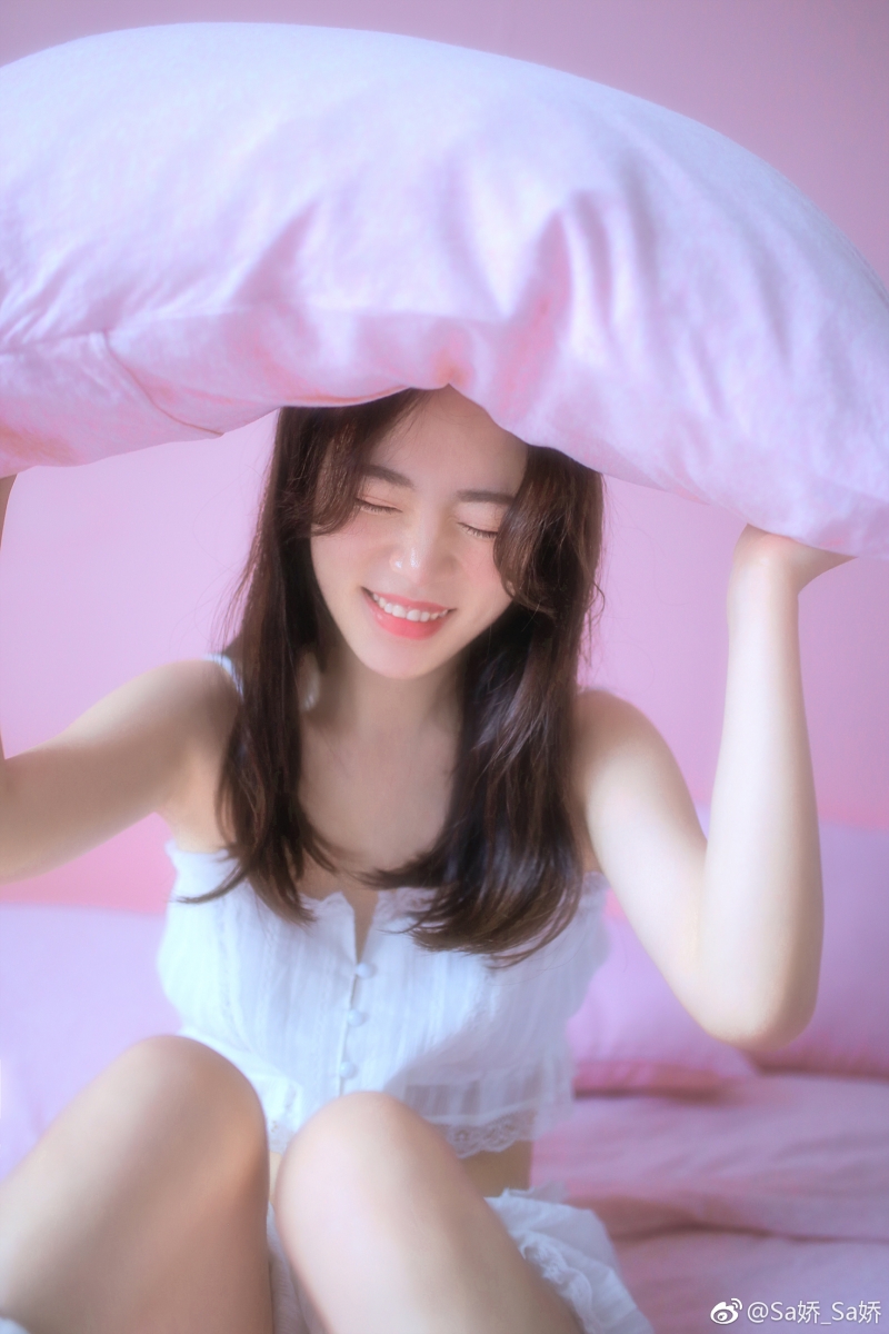 床上美女白丝美腿室内个人写真