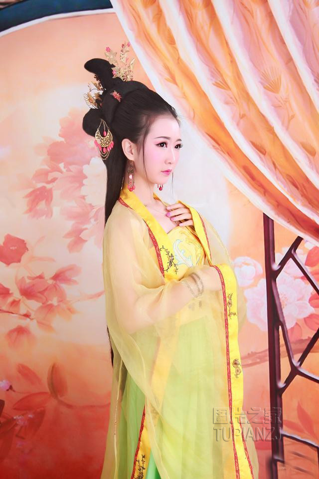 黄衣少女古装图片 端正秀丽