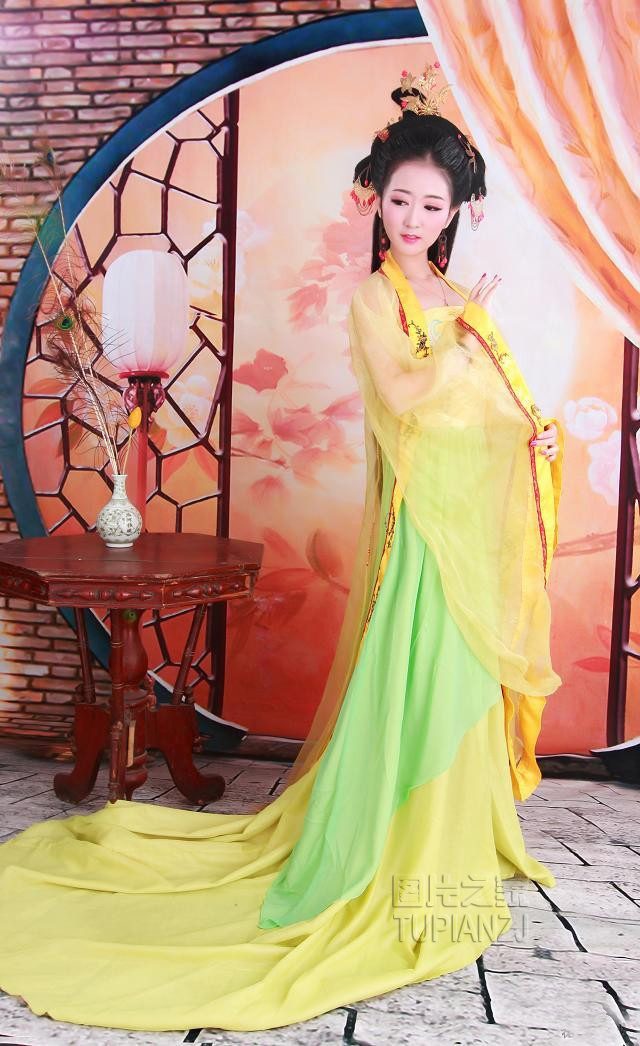 黄衣少女古装图片 端正秀丽