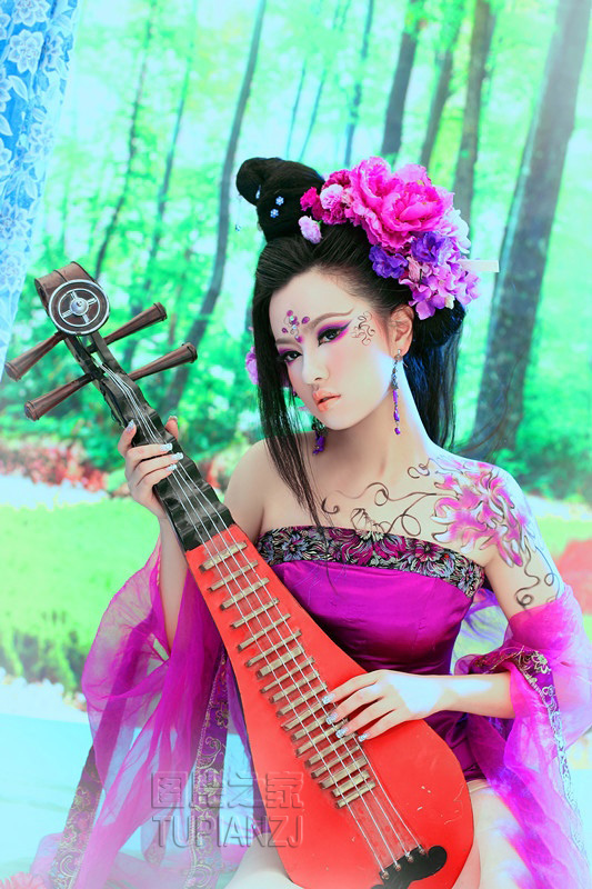 紫衣少女古装照 眼神魅惑显性感