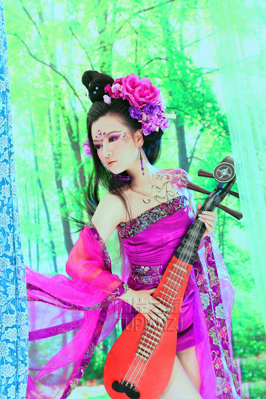 紫衣少女古装照 眼神魅惑显性感