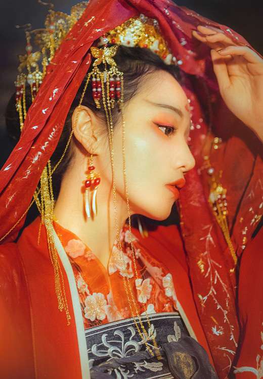 90后嫩模古装大红嫁衣唯美气质美女古风摄影