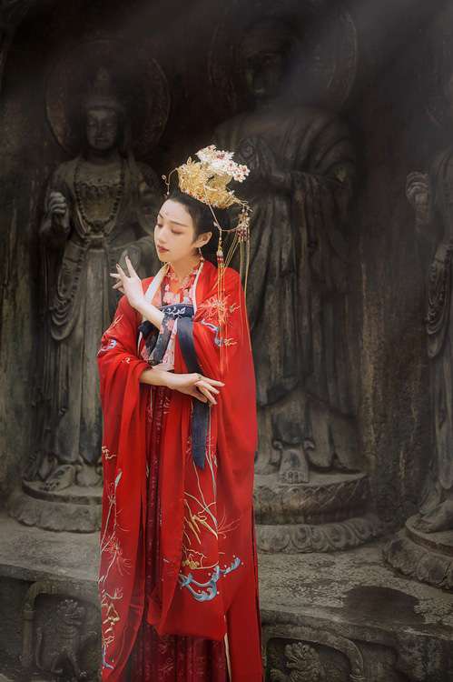 90后嫩模古装大红嫁衣唯美气质美女古风摄影