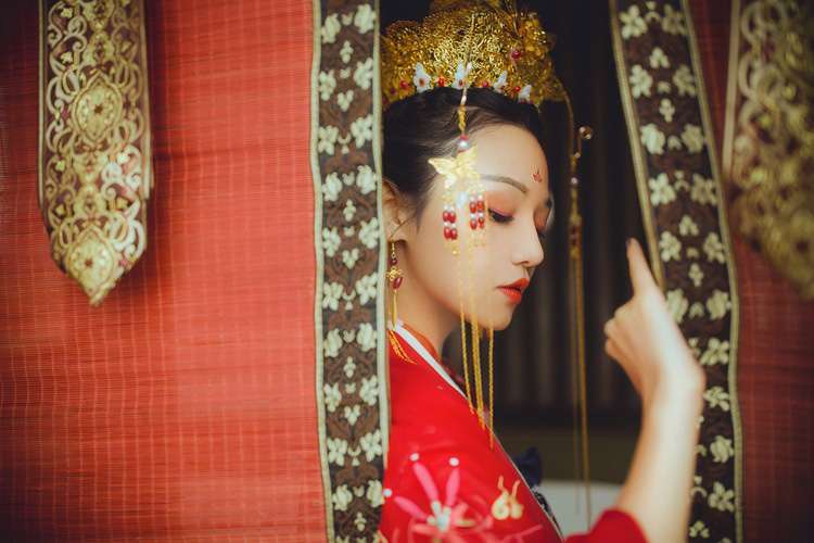 90后嫩模古装大红嫁衣唯美气质美女古风摄影