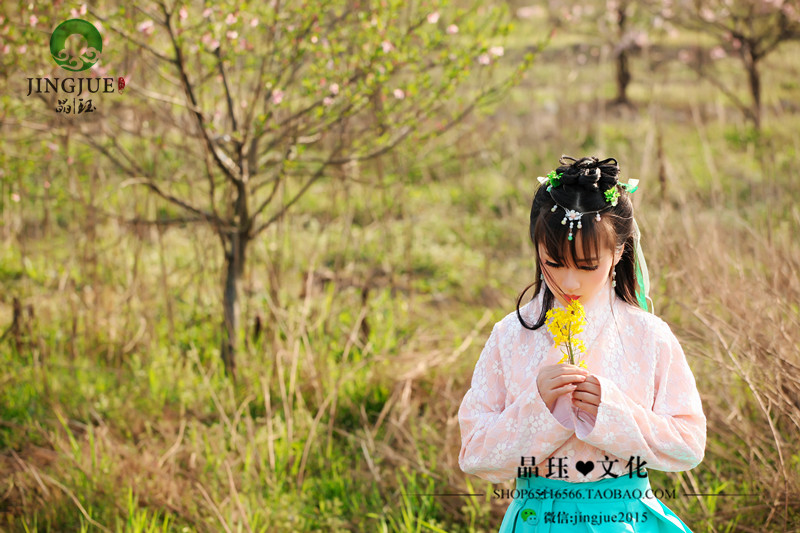 漂亮身材娇小的古装女孩