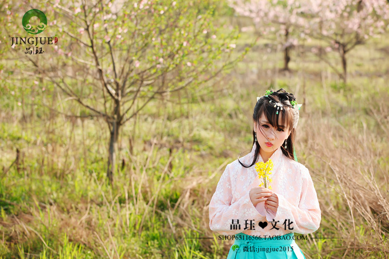 漂亮身材娇小的古装女孩