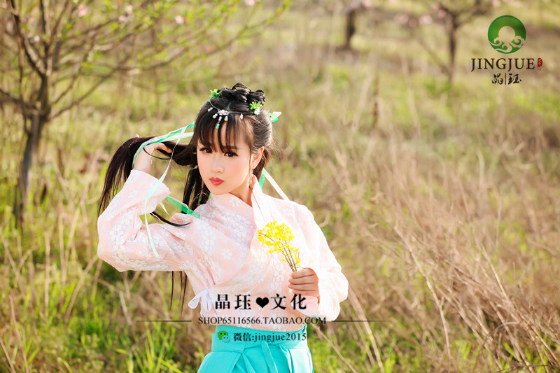 漂亮身材娇小的古装女孩