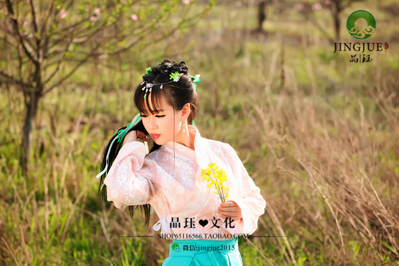 漂亮身材娇小的古装女孩