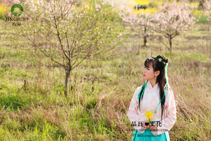 漂亮身材娇小的古装女孩