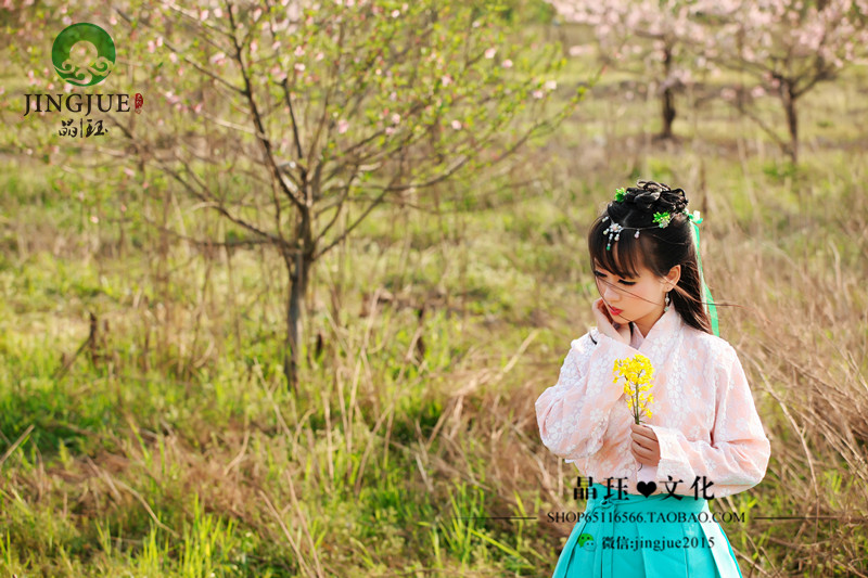 漂亮身材娇小的古装女孩