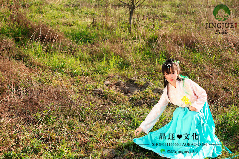 漂亮身材娇小的古装女孩