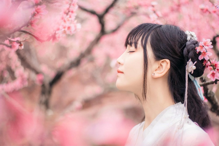 吹箫古装美女唯美朦胧梦幻写真图片