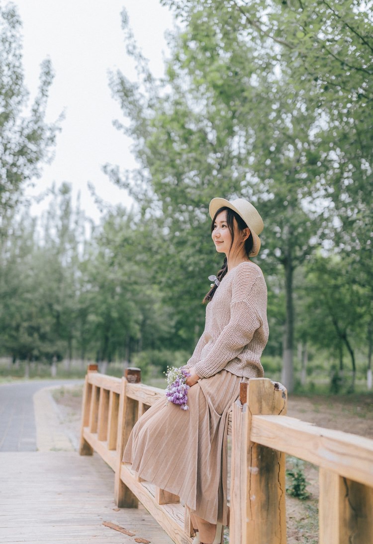 爆乳嫩妹连体背心风骚性感写真图片