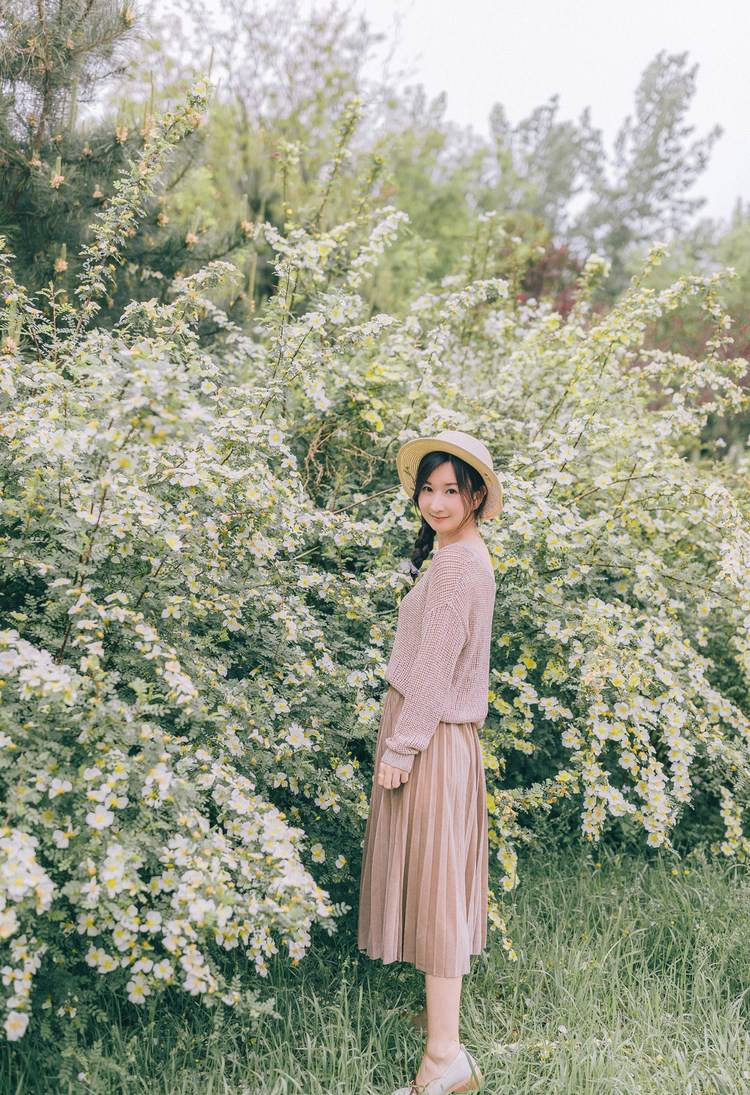 爆乳嫩妹连体背心风骚性感写真图片