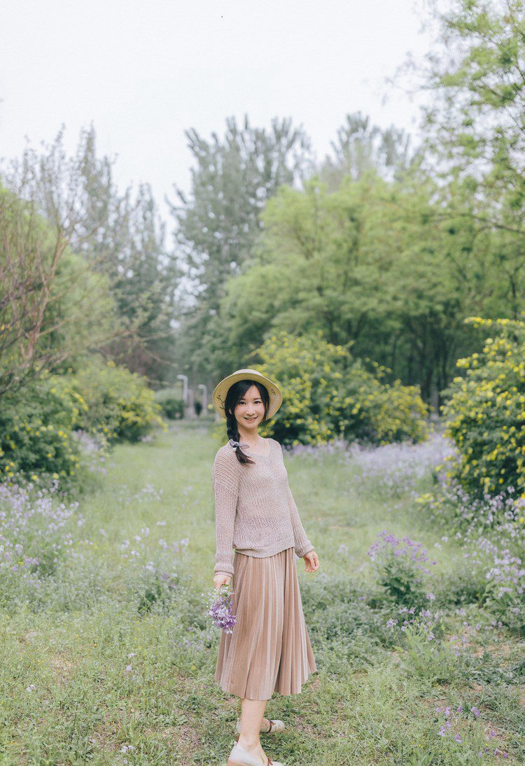 爆乳嫩妹连体背心风骚性感写真图片