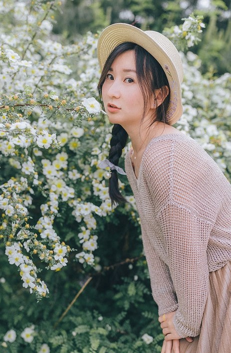 爆乳嫩妹连体背心风骚性感写真图片