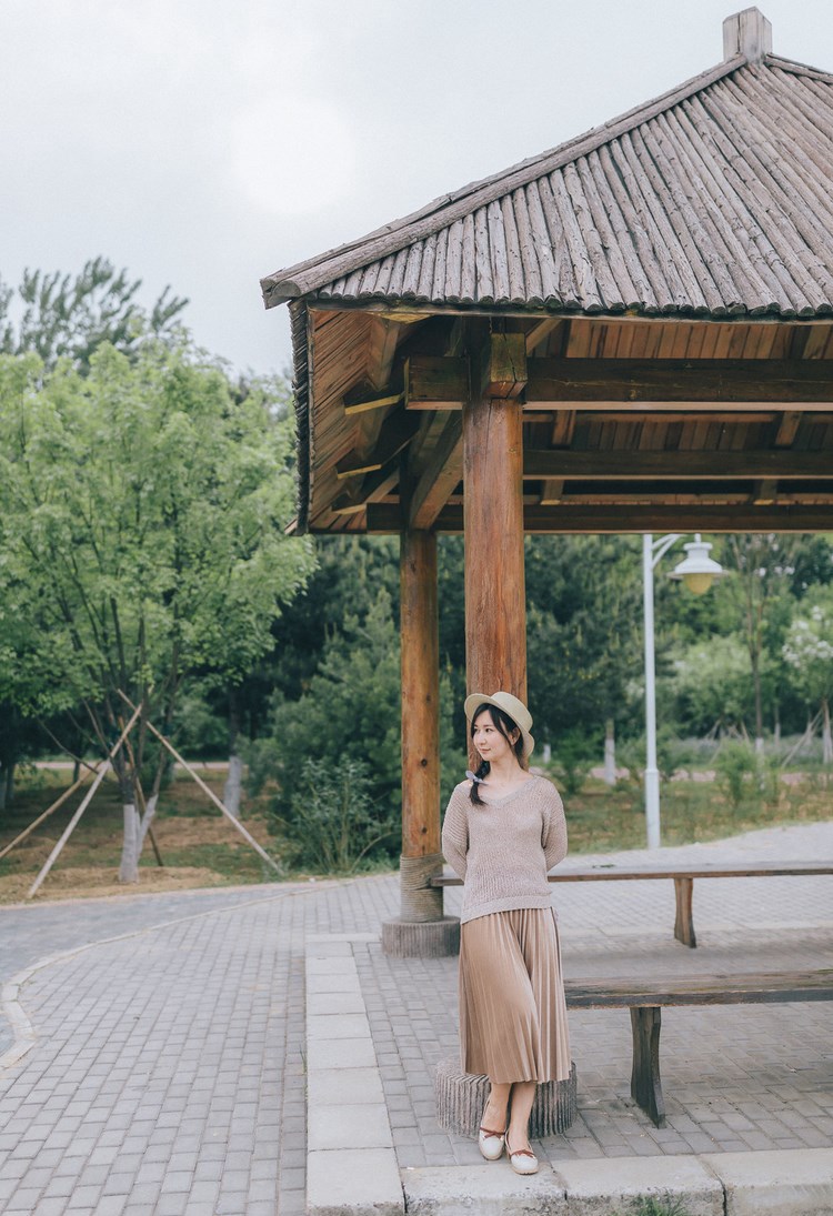 爆乳嫩妹连体背心风骚性感写真图片