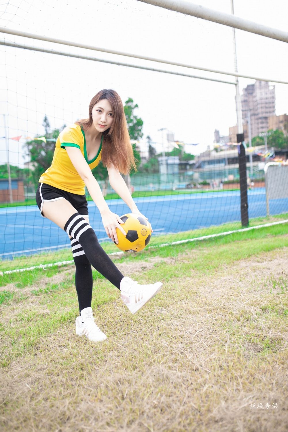 靓丽台湾妹化身足球宝贝青春活力性感美女图片