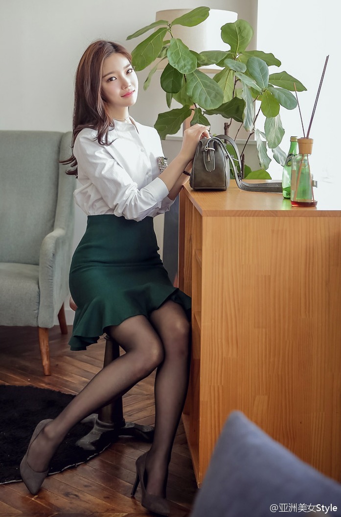 极品长相和身材高挑长腿美女黑丝写真