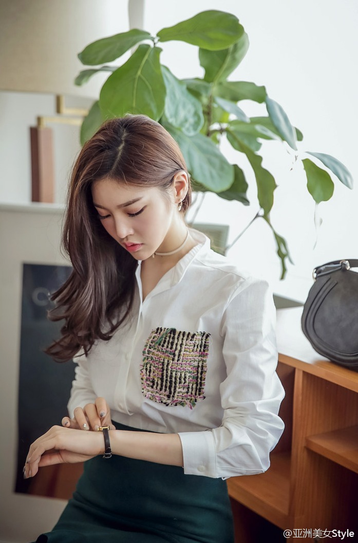 极品长相和身材高挑长腿美女黑丝写真