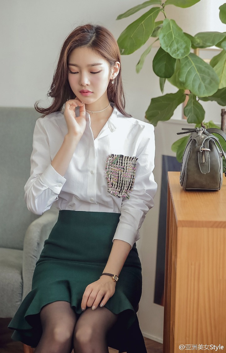 极品长相和身材高挑长腿美女黑丝写真